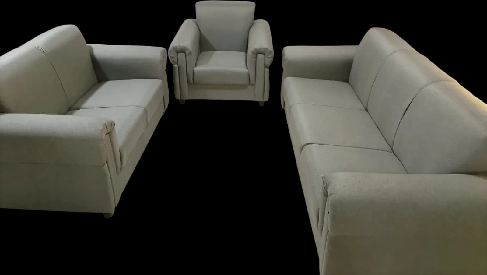 Sofá, love seat y sillón en tela gris.